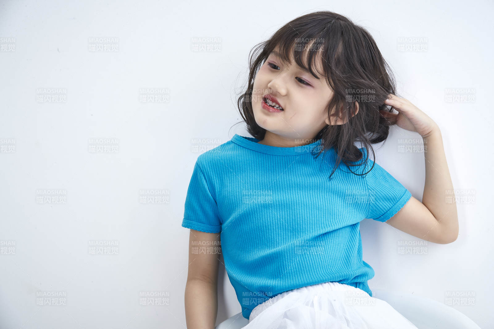 白色色背景的可愛的亞洲小女孩兒童