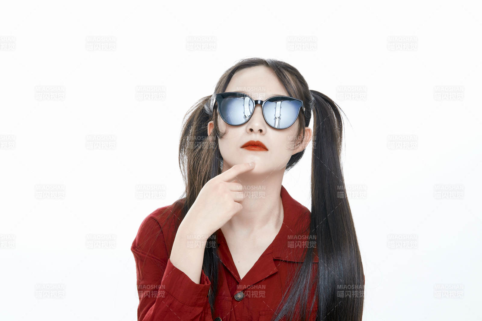 白色背景的亞洲戴墨鏡年輕少女的肖像人像