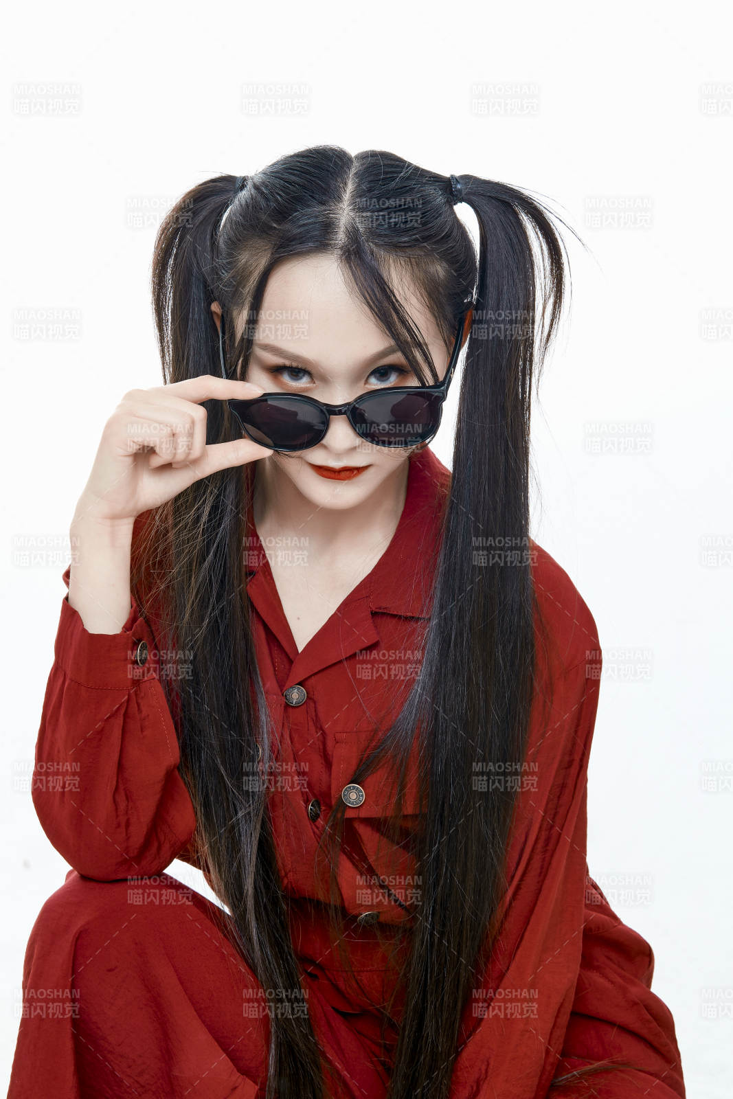 白色背景的亞洲戴墨鏡年輕少女的肖像人像