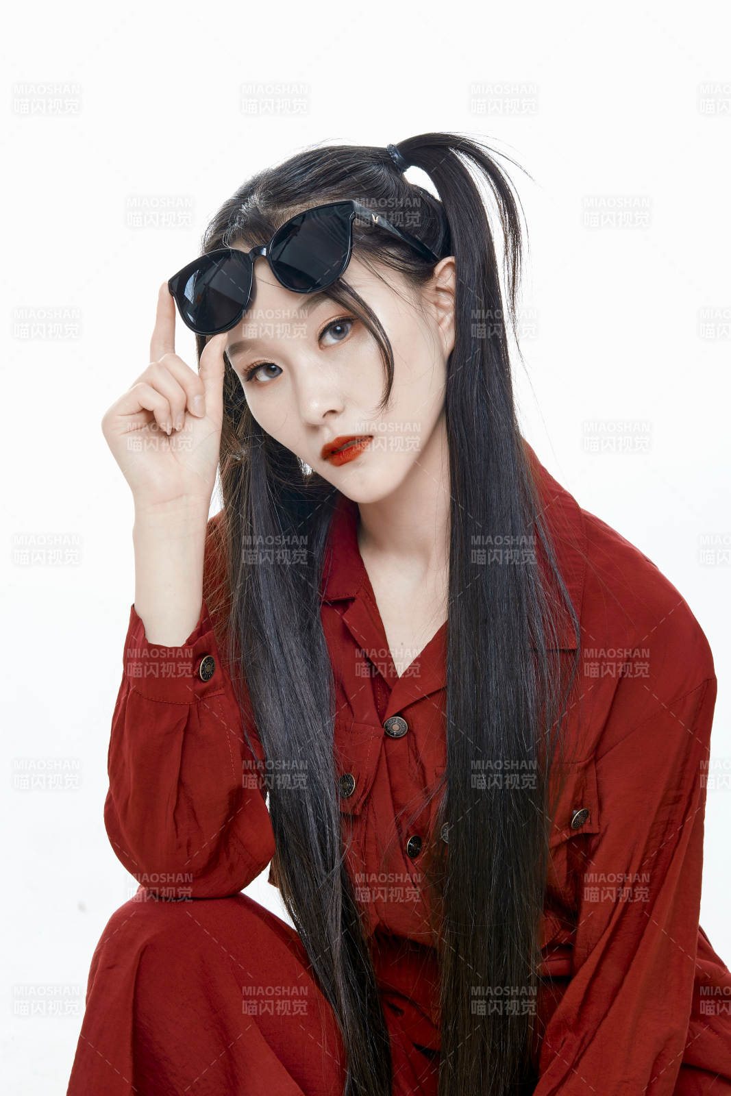 白色背景的亞洲戴墨鏡年輕少女的肖像人像