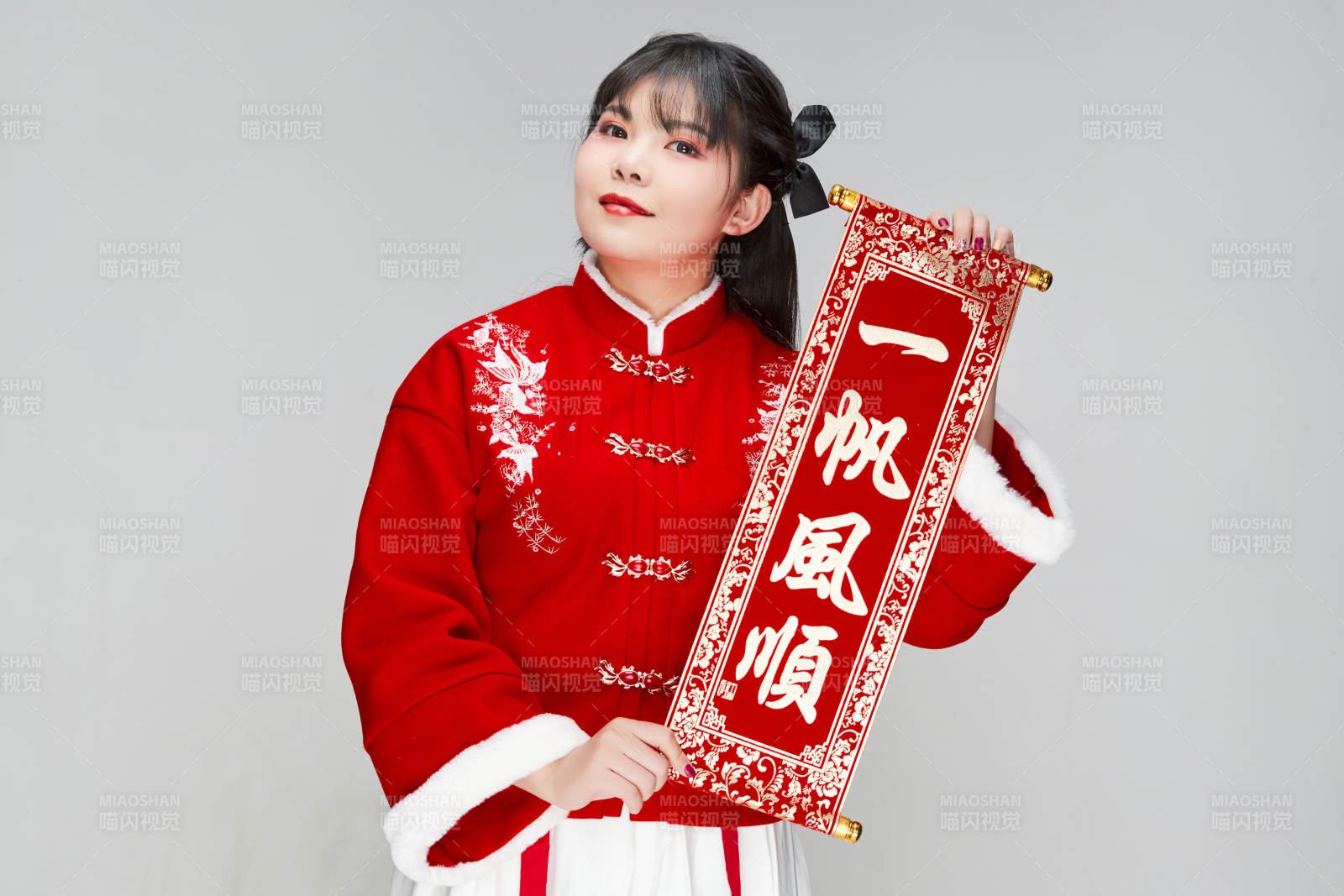 手持春联身穿喜庆汉服的可爱少女