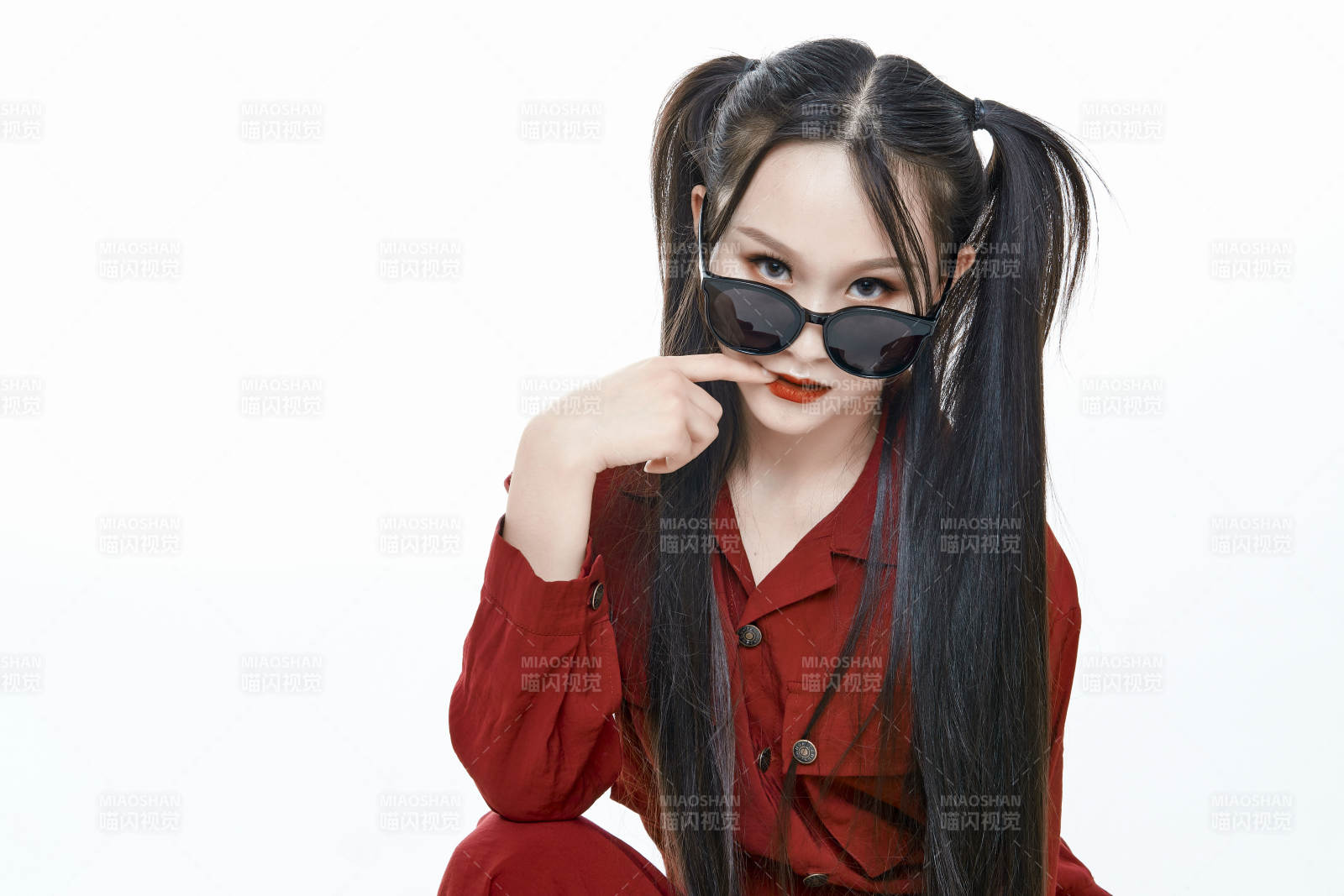 白色背景的亞洲戴墨鏡年輕少女的肖像人像