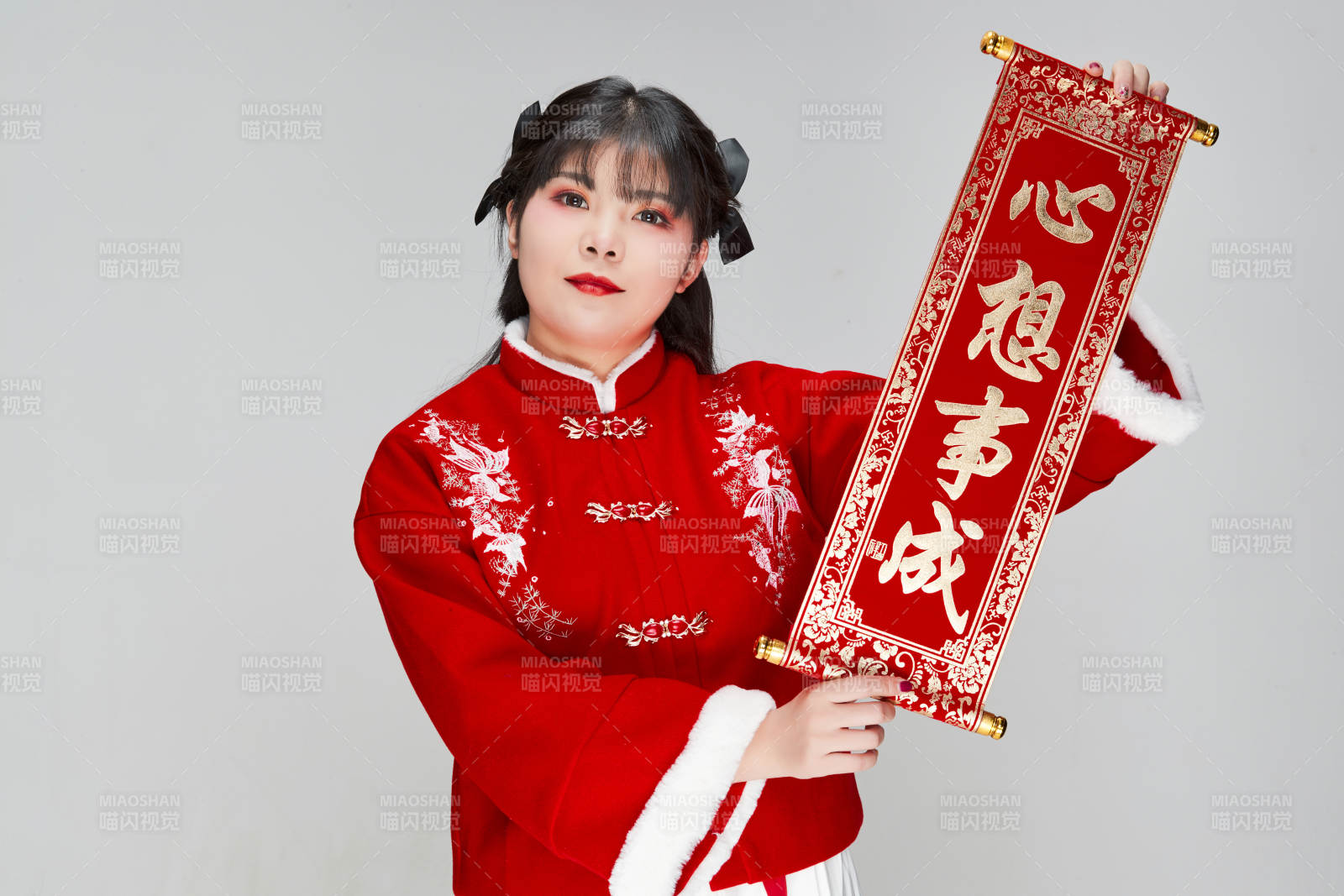 手持春聯身穿喜慶漢服的可愛少女