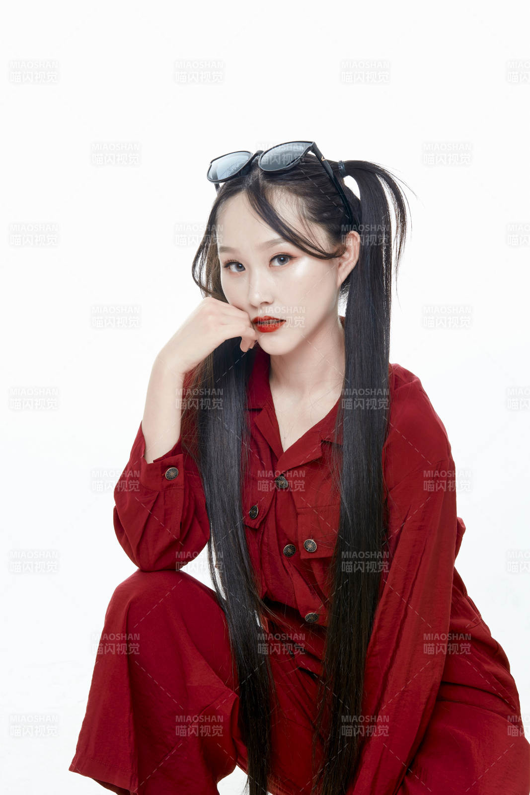 白色背景的亞洲戴墨鏡年輕少女的肖像人像