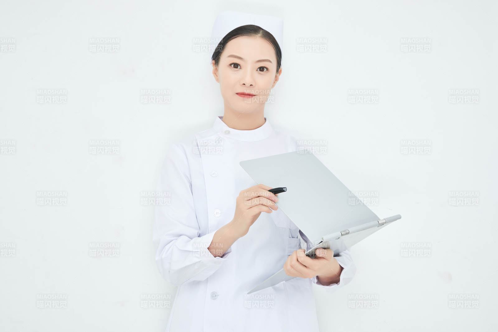 白背景里穿護士服手持病歷夾的美女護士