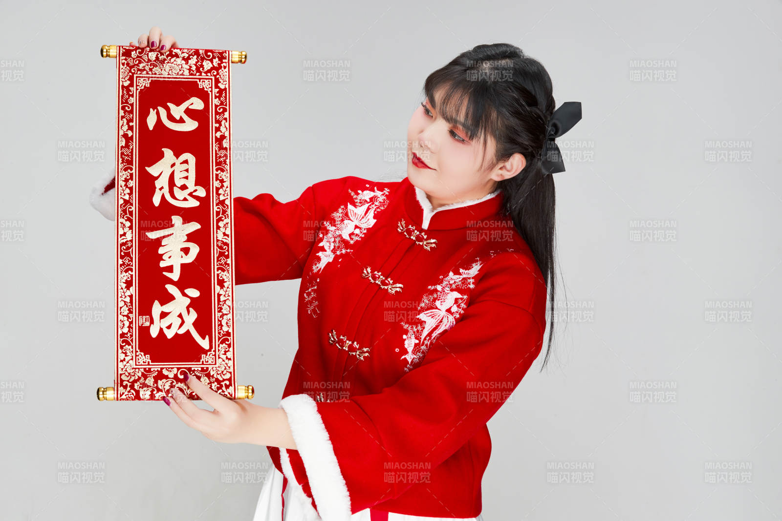 手持春聯(lián)身穿喜慶漢服的可愛少女