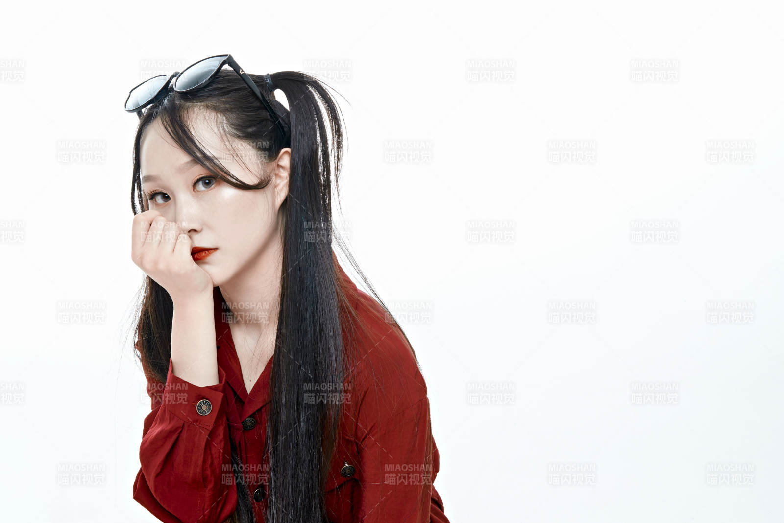 白色背景的亞洲戴墨鏡年輕少女的肖像人像