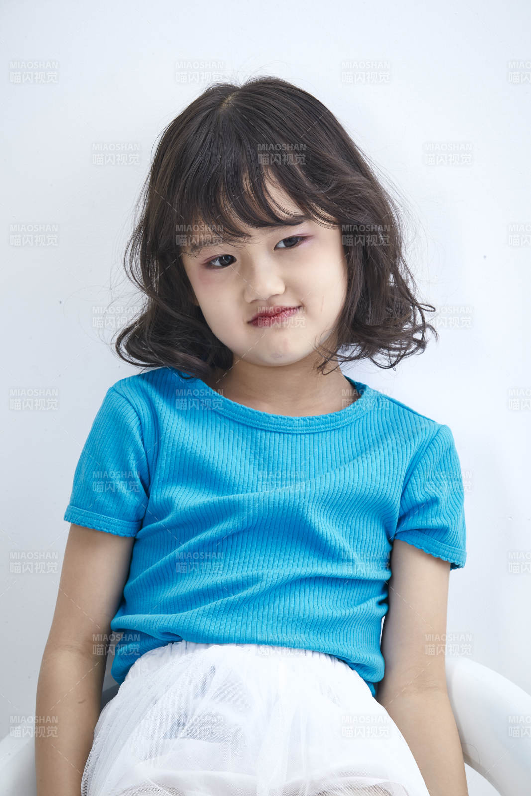 白色色背景的可爱的亚洲小女孩儿童