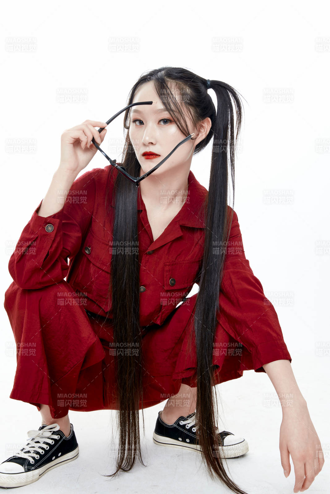 白色背景的亞洲戴墨鏡年輕少女的肖像人像