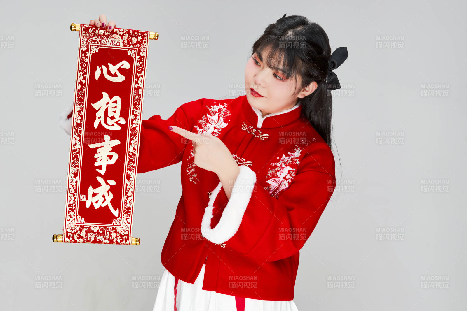 手持春聯身穿喜慶漢服的可愛少女