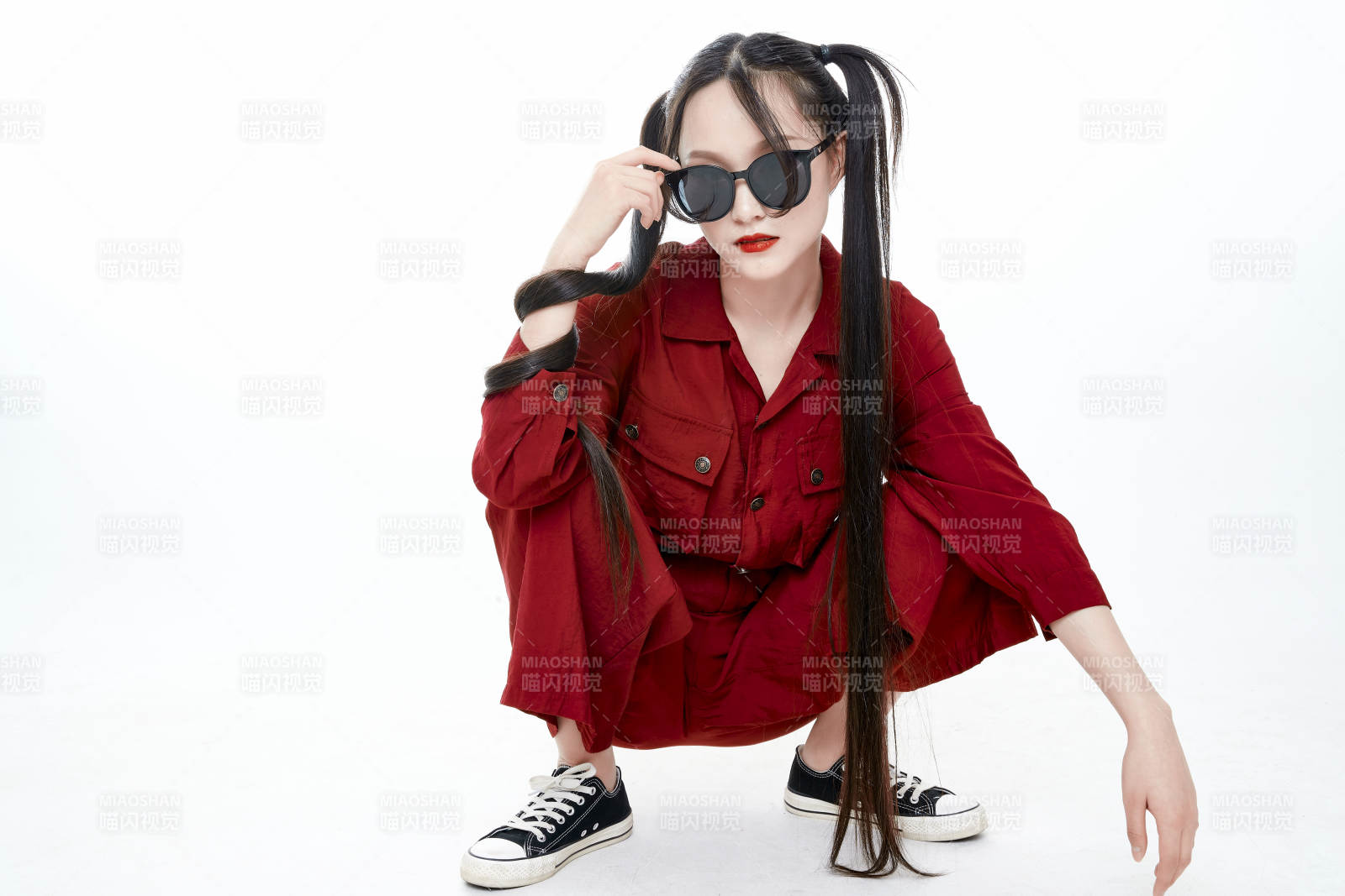 白色背景的亞洲戴墨鏡年輕少女的肖像人像