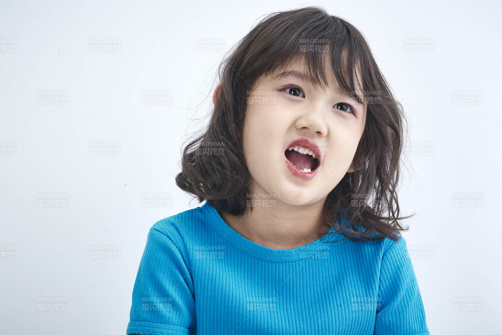 白色色背景的可愛的亞洲小女孩兒童