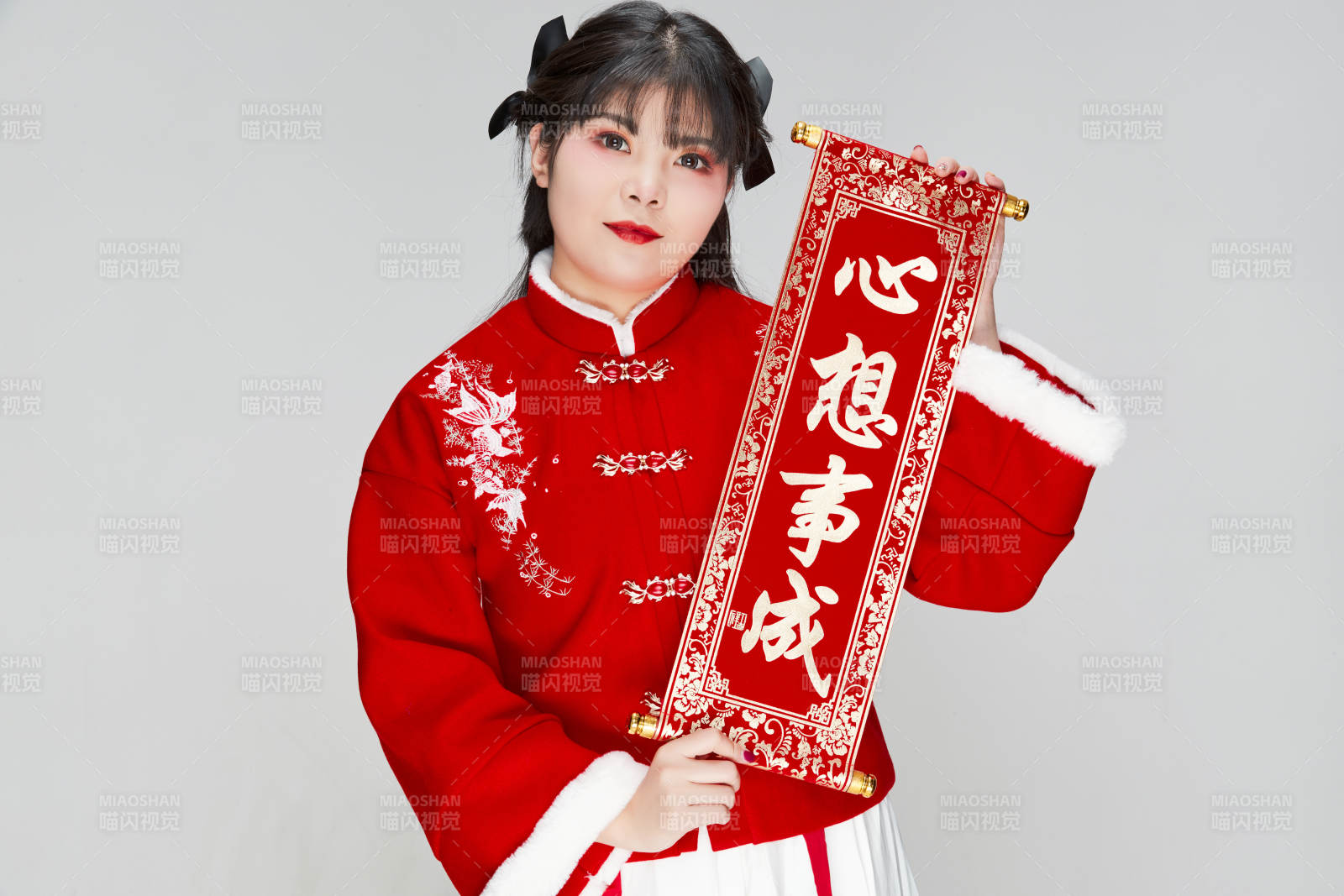 手持春聯(lián)身穿喜慶漢服的可愛(ài)少女