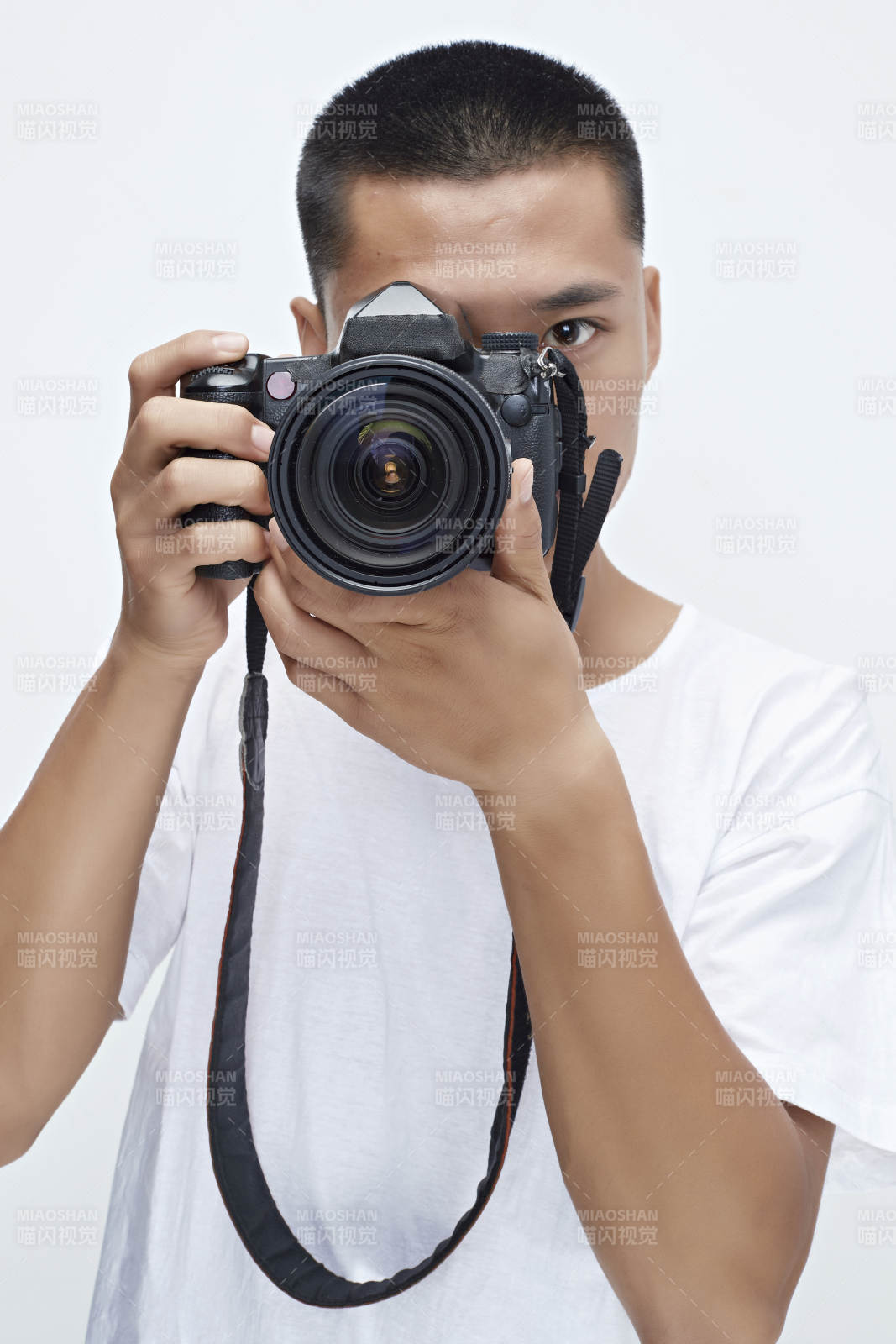 白色背景下手持照相機的亞洲男性攝影師