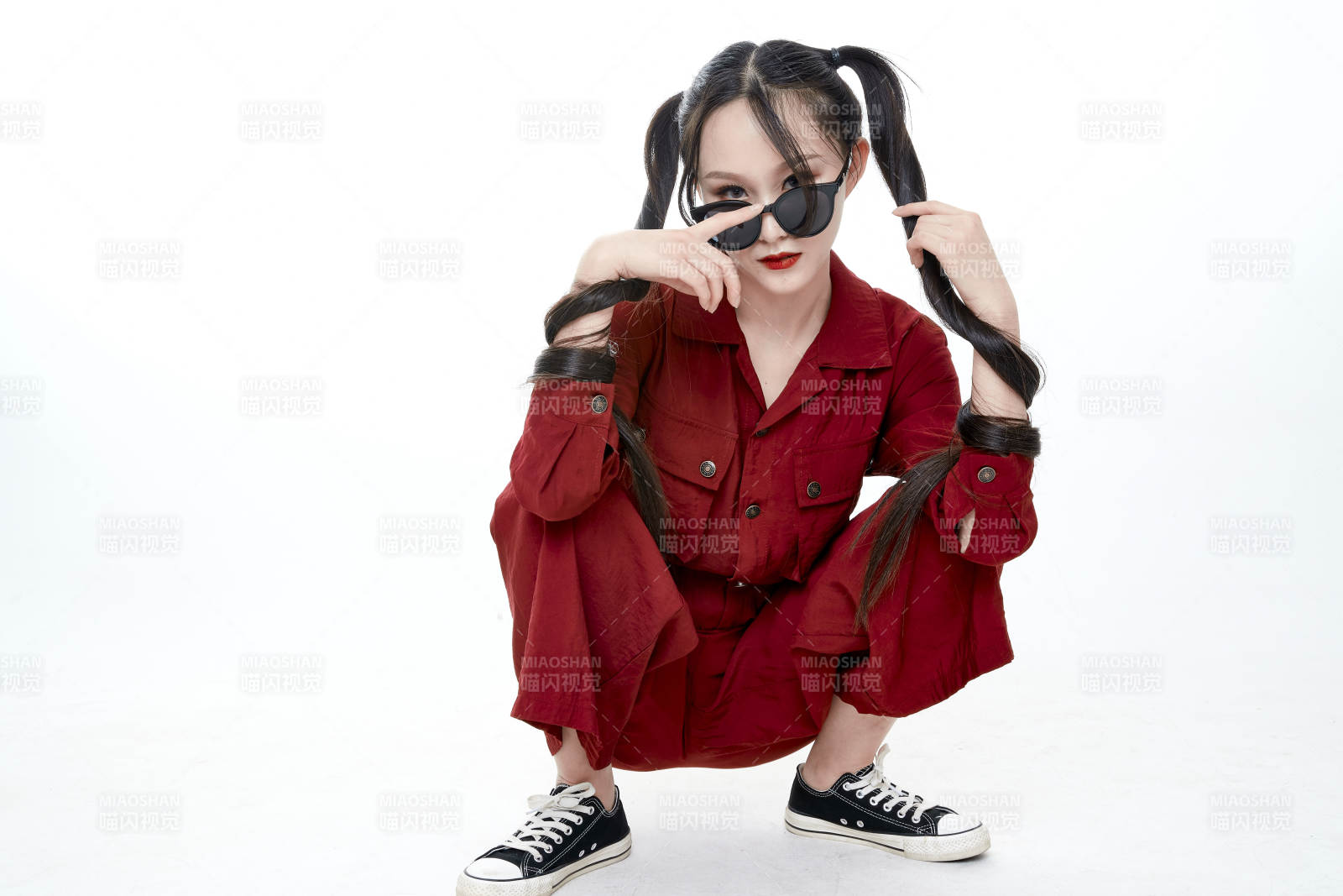 白色背景的亞洲戴墨鏡年輕少女的肖像人像