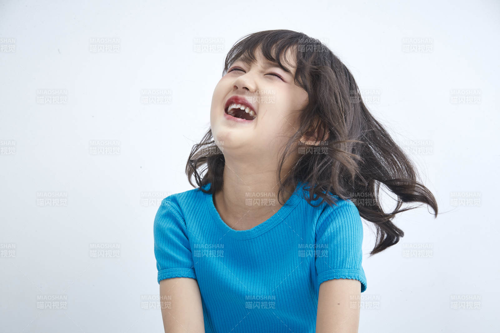 白色色背景的可愛的亞洲小女孩兒童