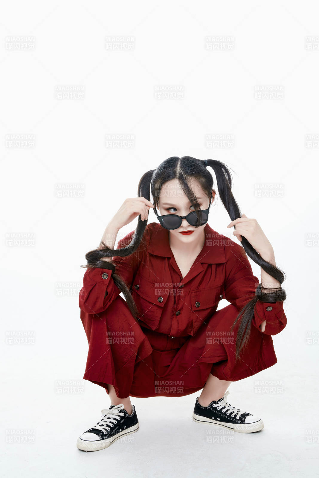 白色背景的亞洲戴墨鏡年輕少女的肖像人像