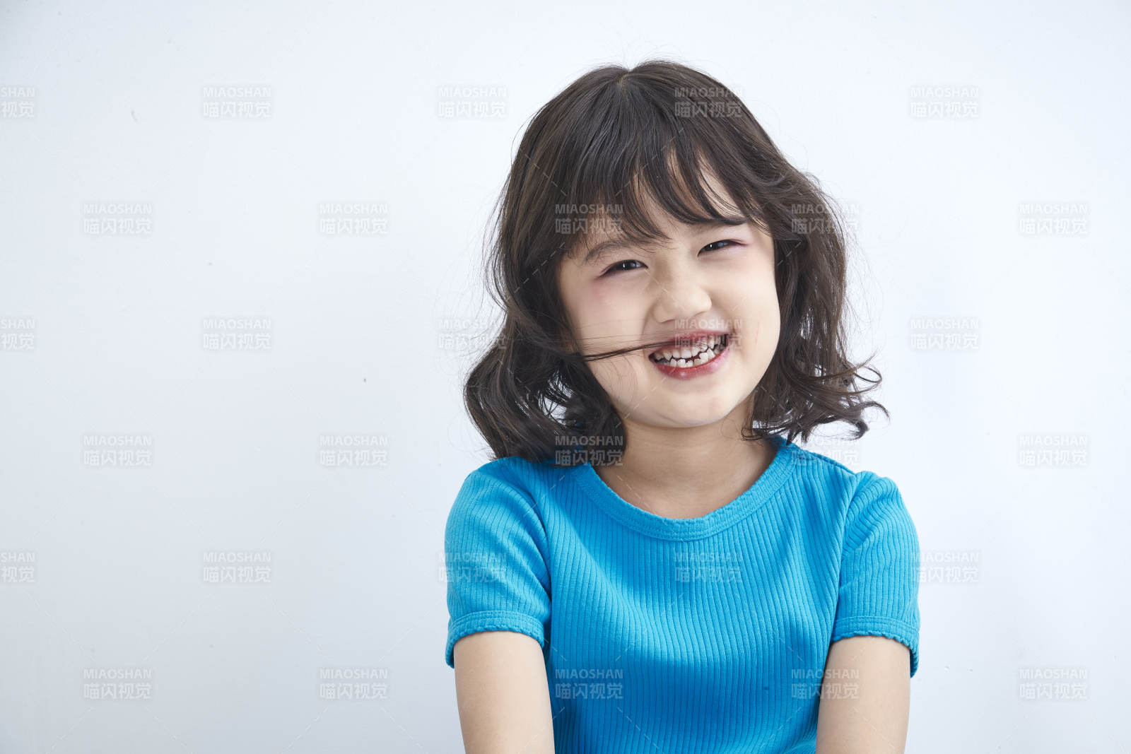 白色色背景的可爱的亚洲小女孩儿童