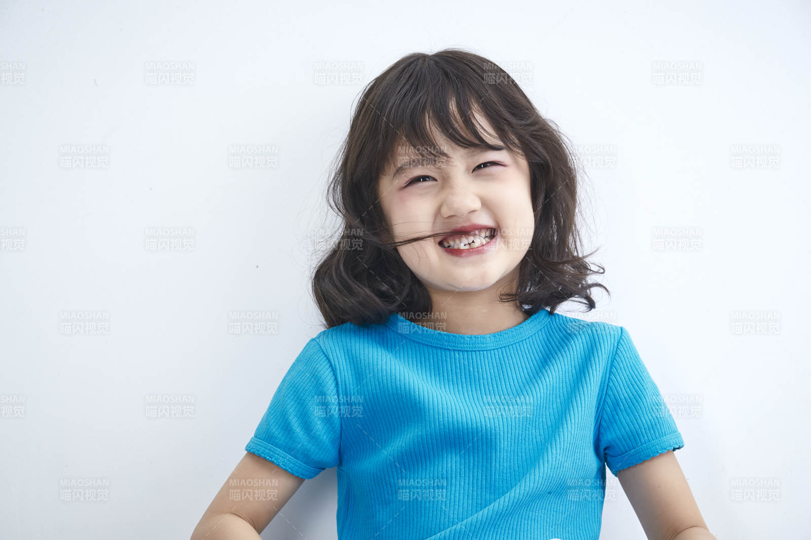 白色色背景的可愛的亞洲小女孩兒童