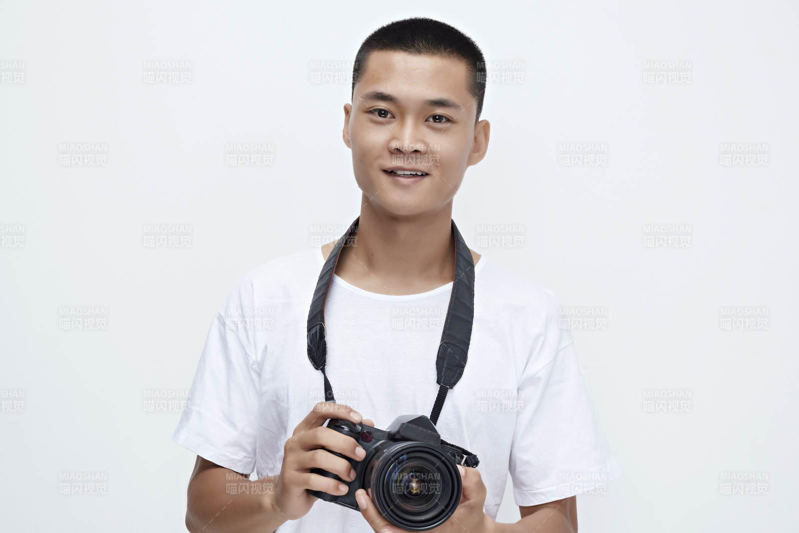 白色背景下手持照相機的亞洲男性攝影師