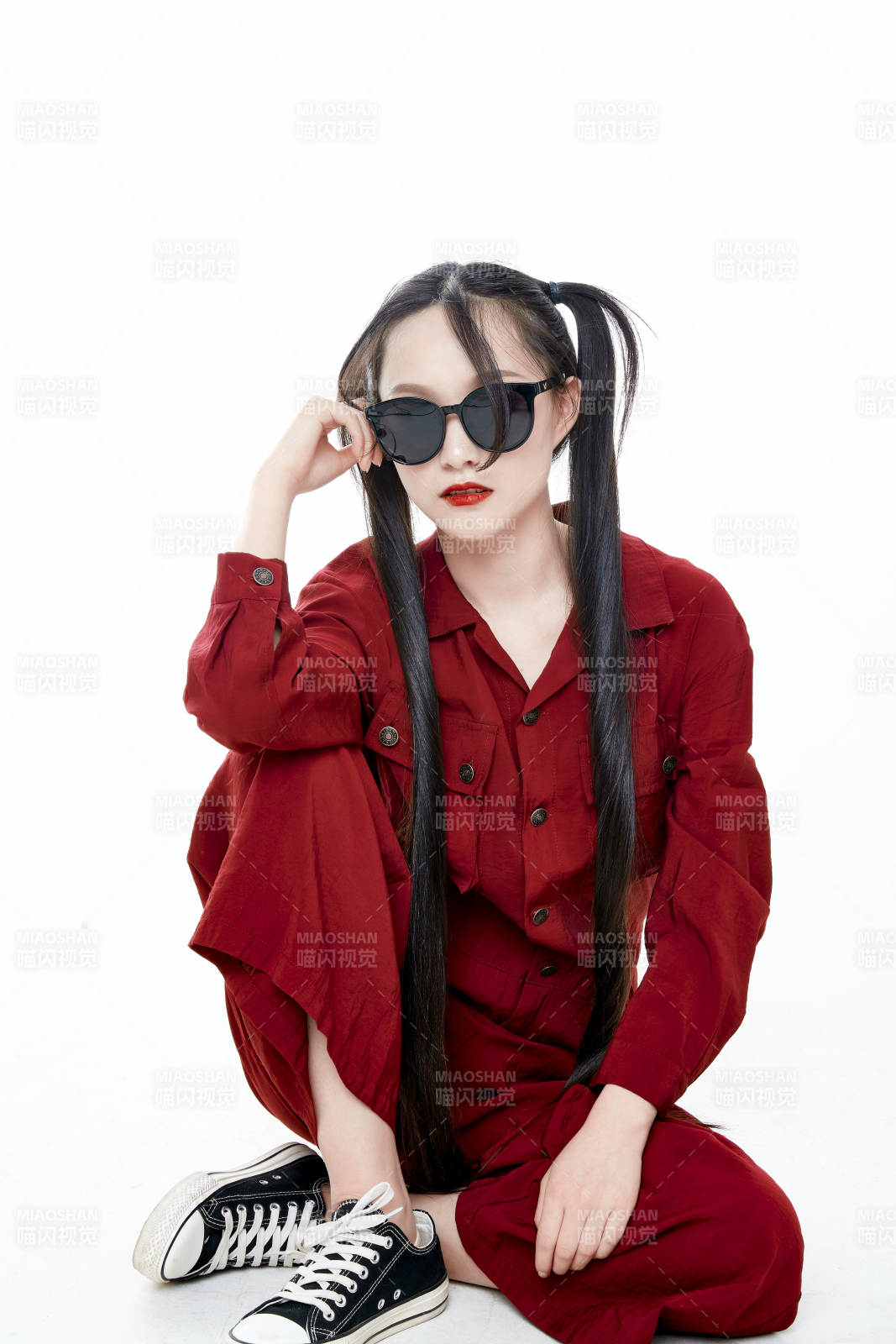 白色背景的亞洲戴墨鏡年輕少女的肖像人像