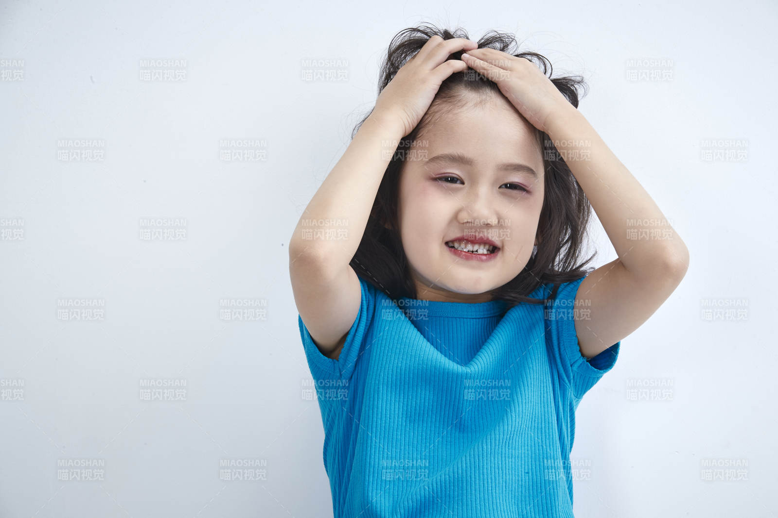 白色色背景的可愛的亞洲小女孩兒童