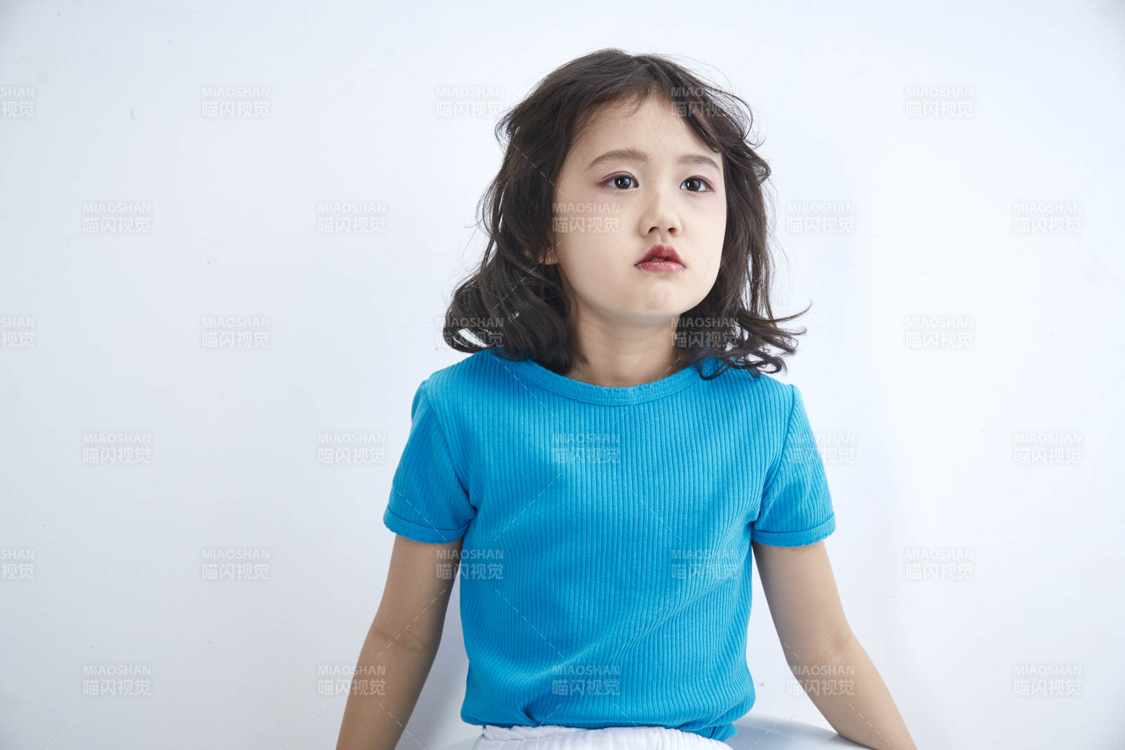 白色色背景的可愛的亞洲小女孩兒童