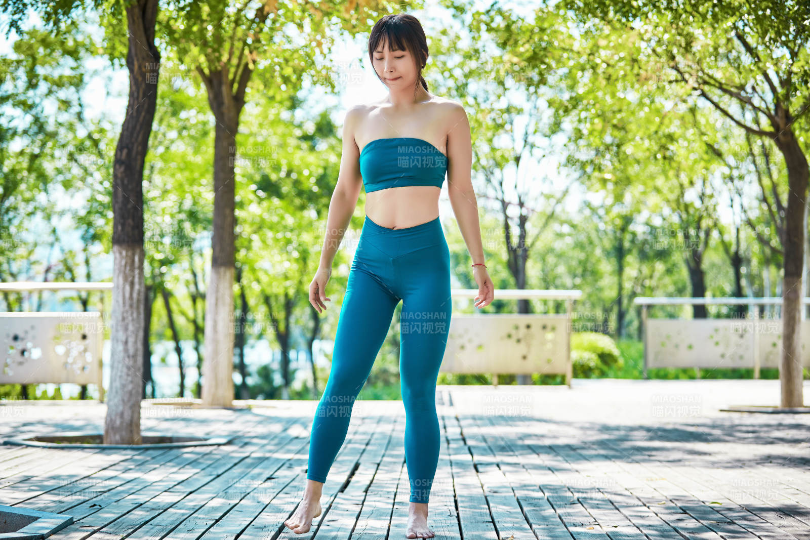 湖畔公園做瑜伽動作的亞洲年輕女性