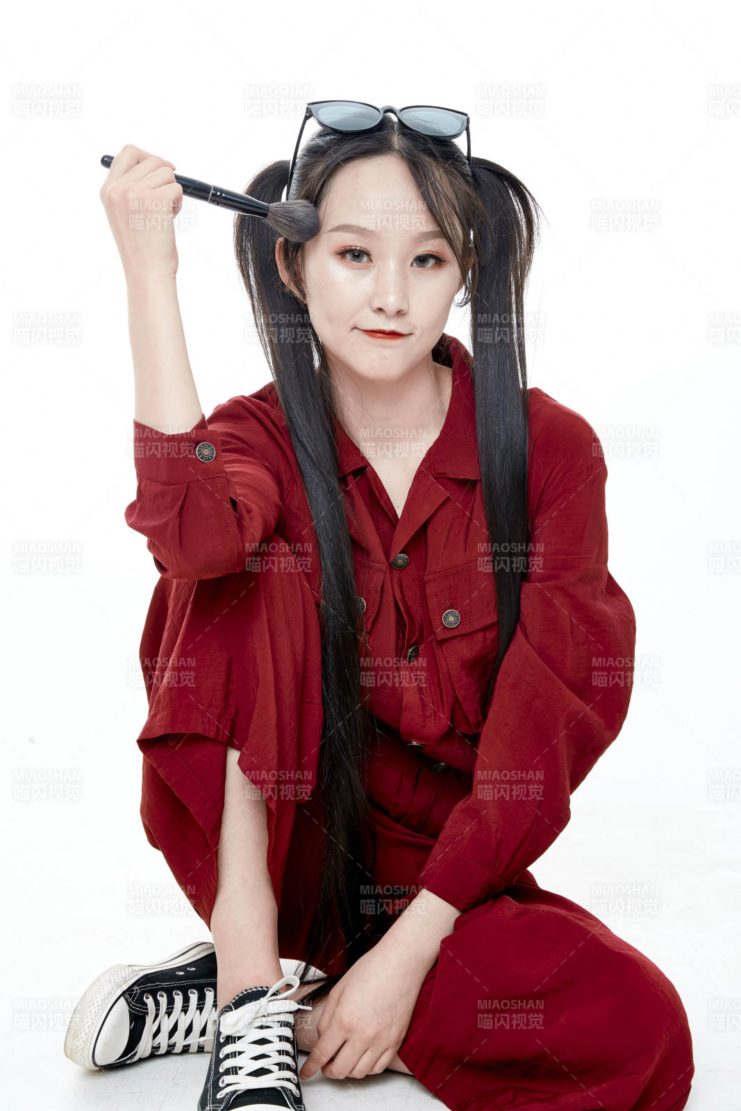 白色背景的亞洲戴墨鏡年輕少女的肖像人像