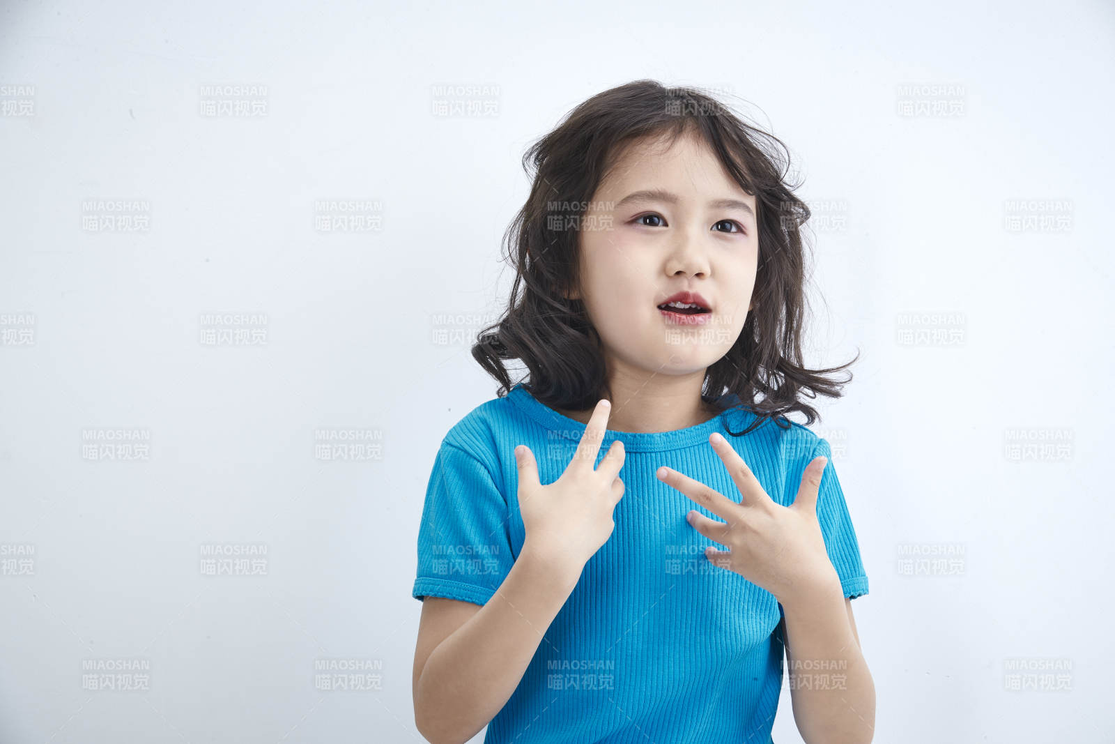 白色色背景的可愛的亞洲小女孩兒童