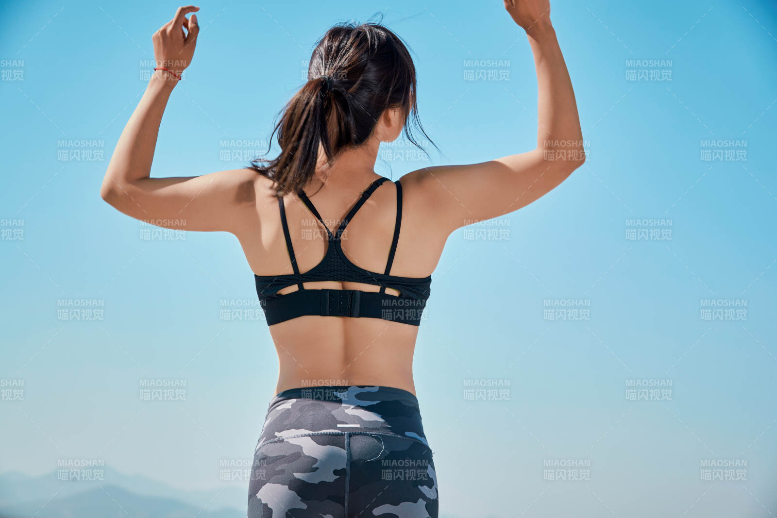 戶外河畔公園做拉伸有氧運動的亞洲女性