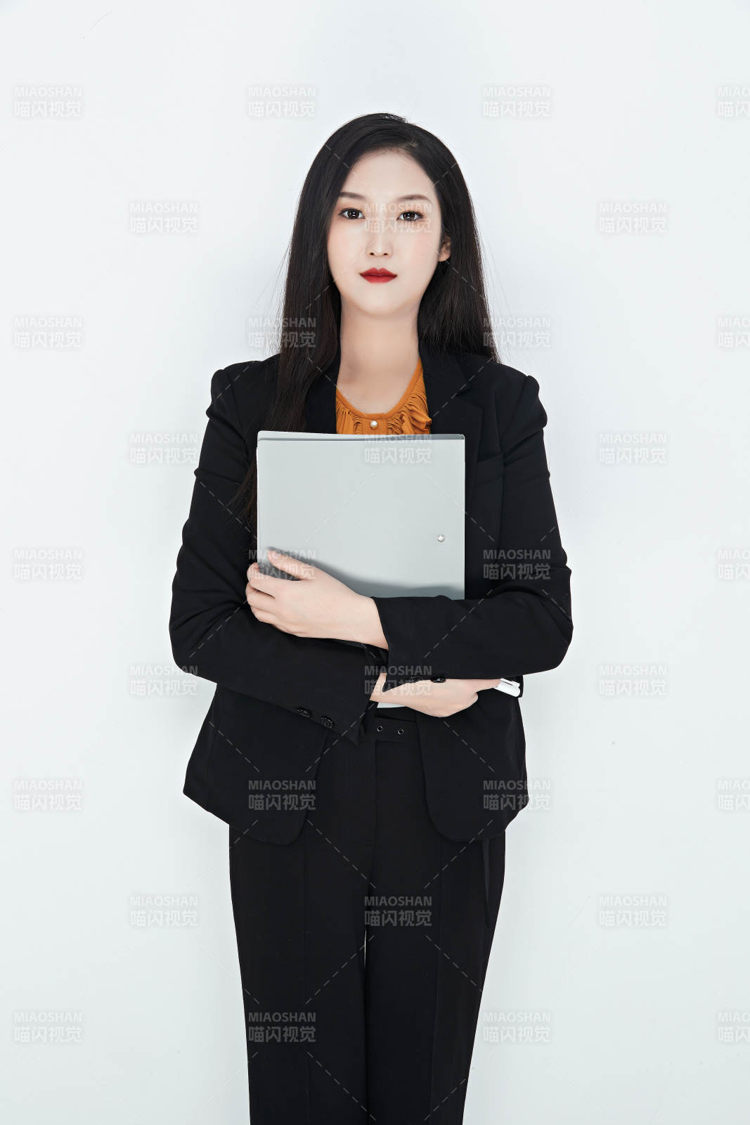 白色背景下的美丽商务女性肖像