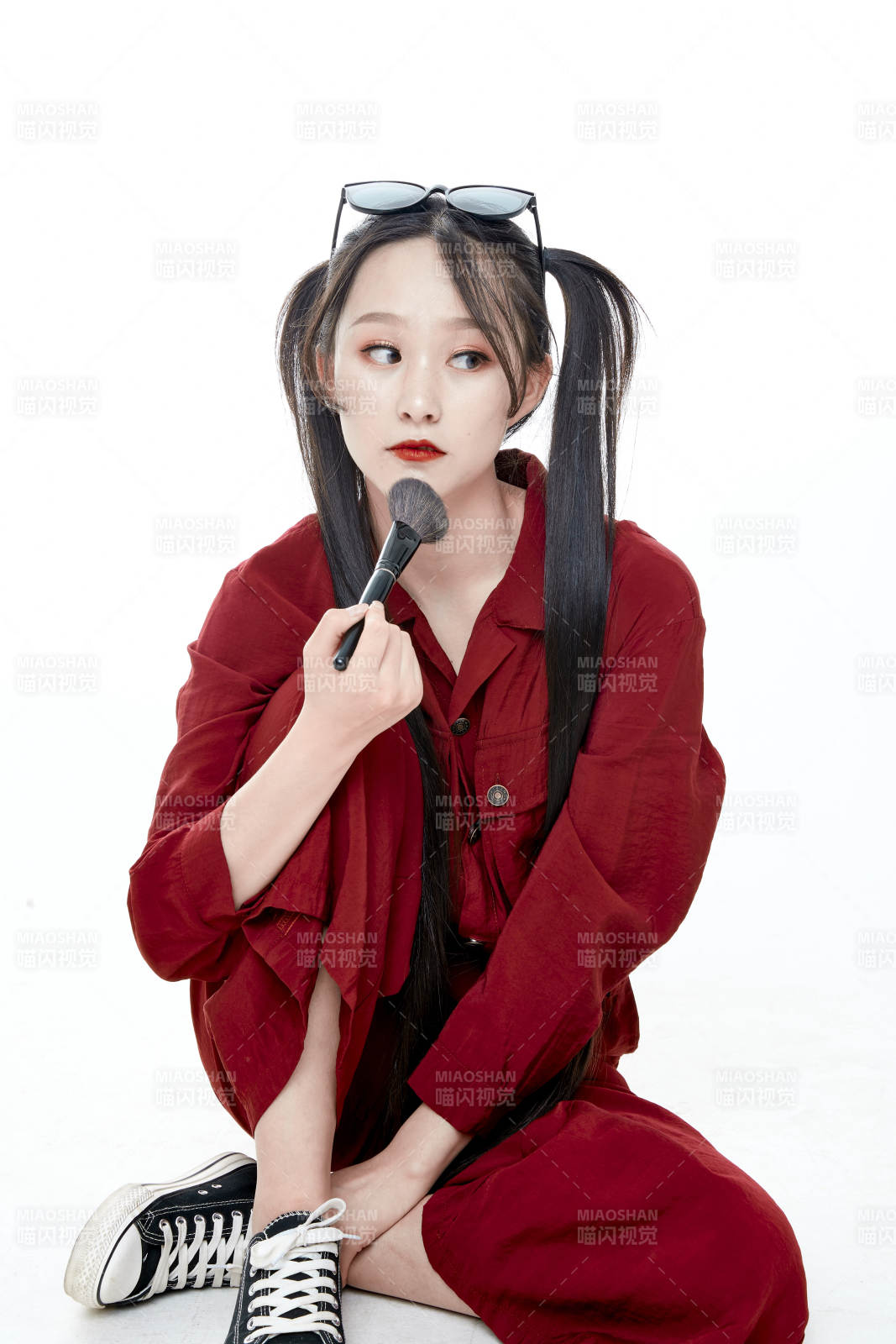 白色背景的亞洲戴墨鏡年輕少女的肖像人像