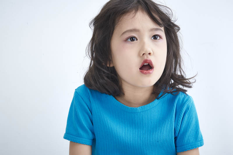 白色色背景的可爱的亚洲小女孩儿童