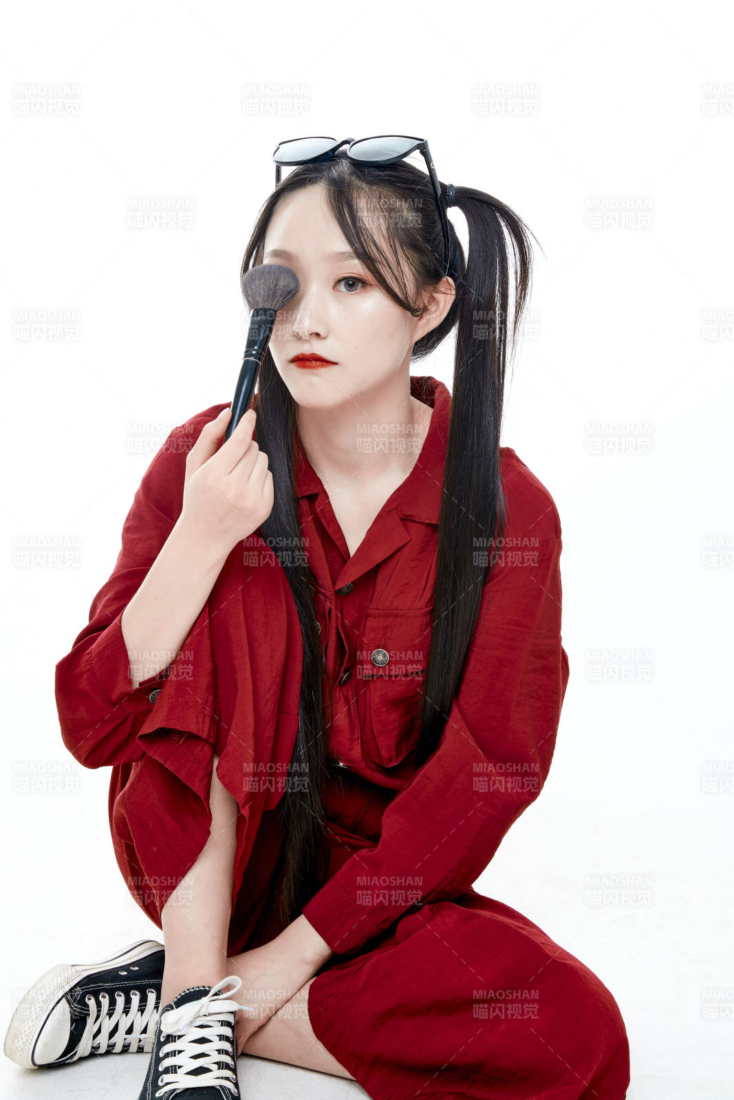 白色背景的亞洲戴墨鏡年輕少女的肖像人像