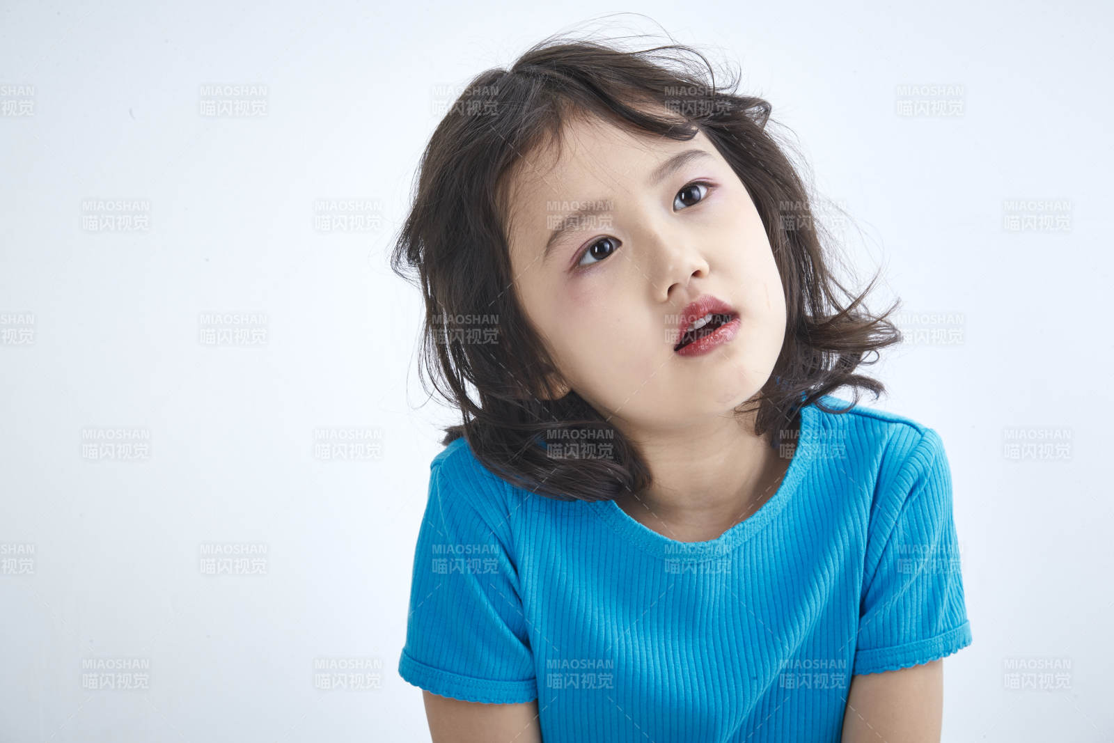 白色色背景的可愛的亞洲小女孩兒童