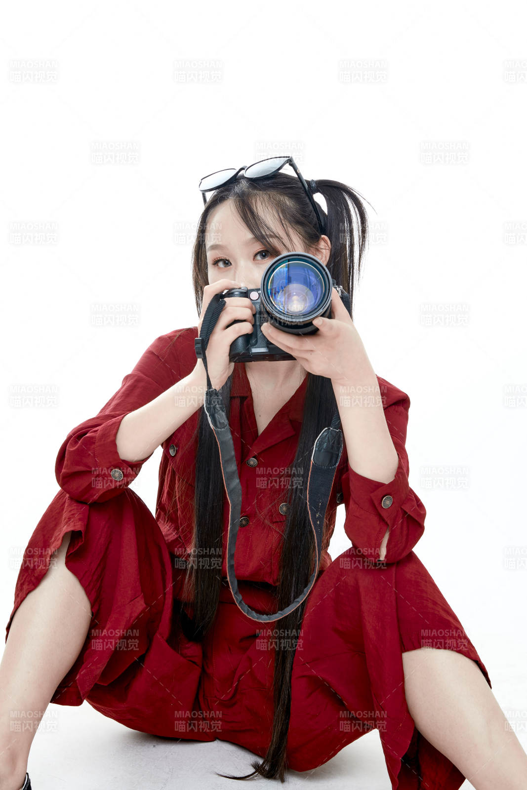 手持相機的亞洲戴墨鏡年輕少女的肖像人像