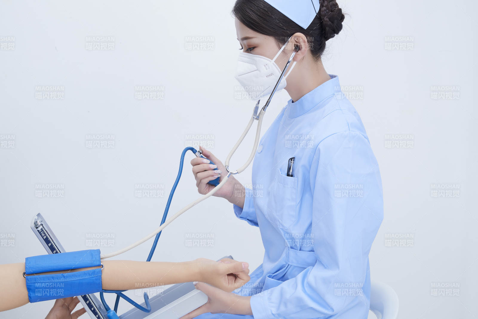 佩戴聽診器的女性醫(yī)護(hù)人員為患者聽診檢查