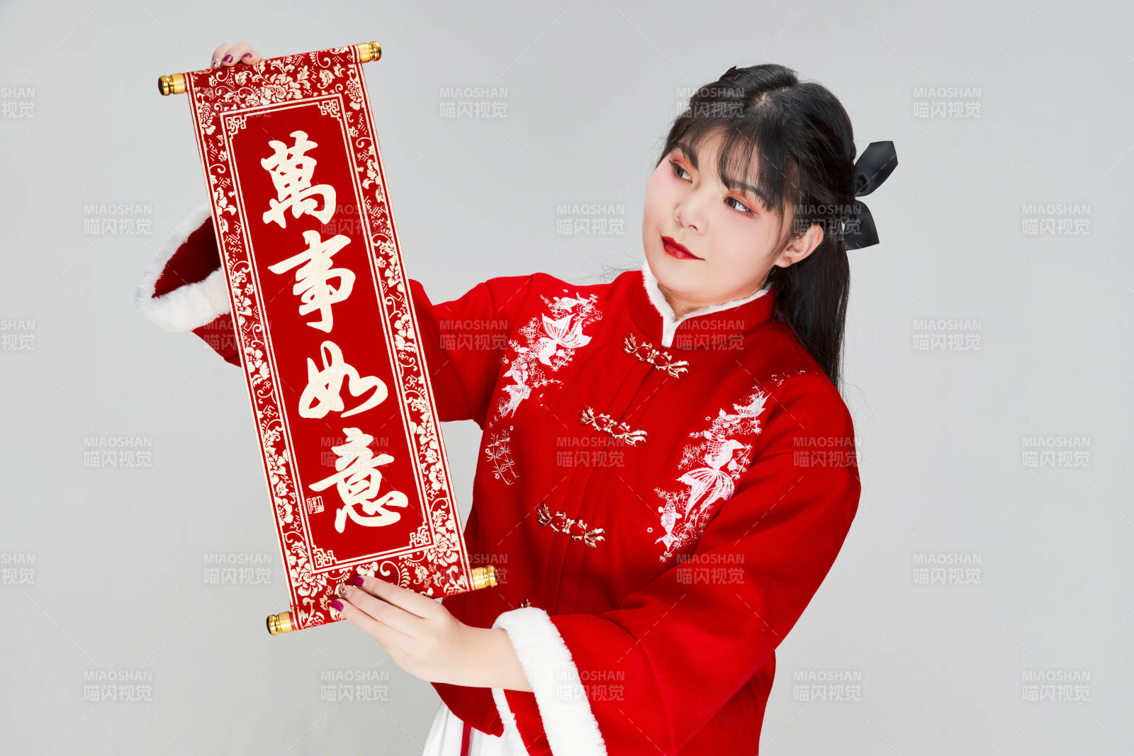 手持春聯身穿喜慶漢服的可愛少女