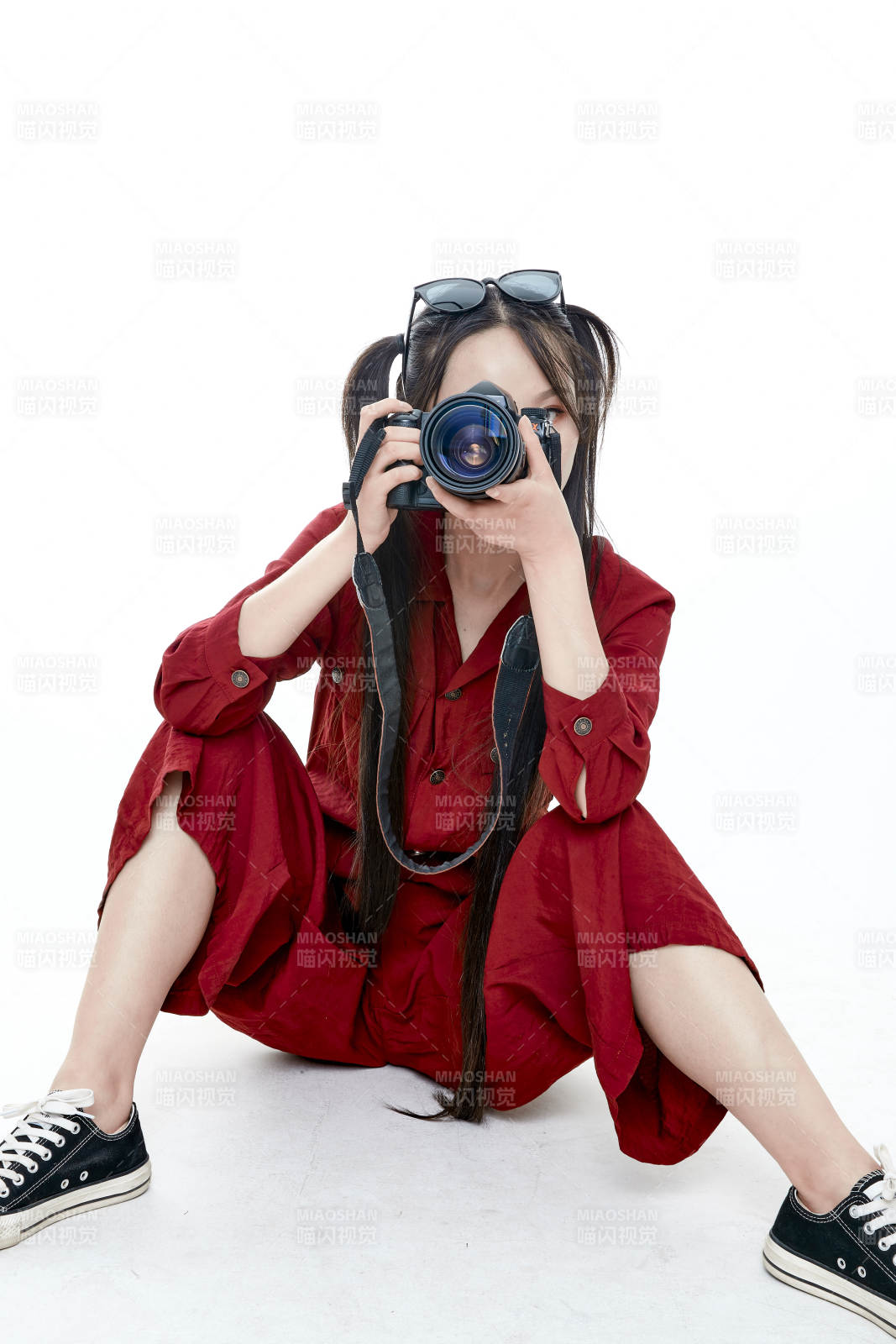 手持相機的亞洲戴墨鏡年輕少女的肖像人像