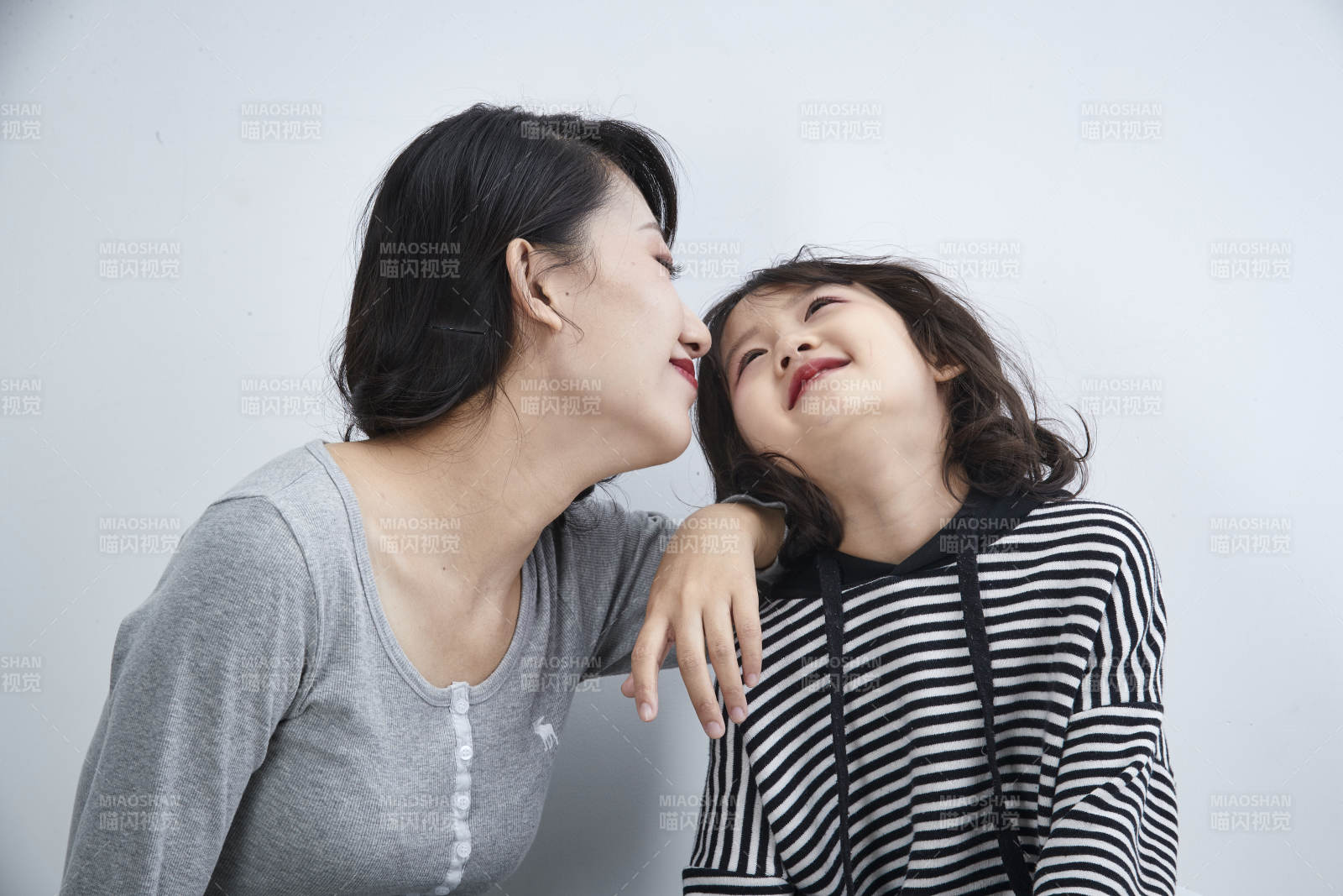 白色背景的美丽妈妈与可爱女儿亲子人像