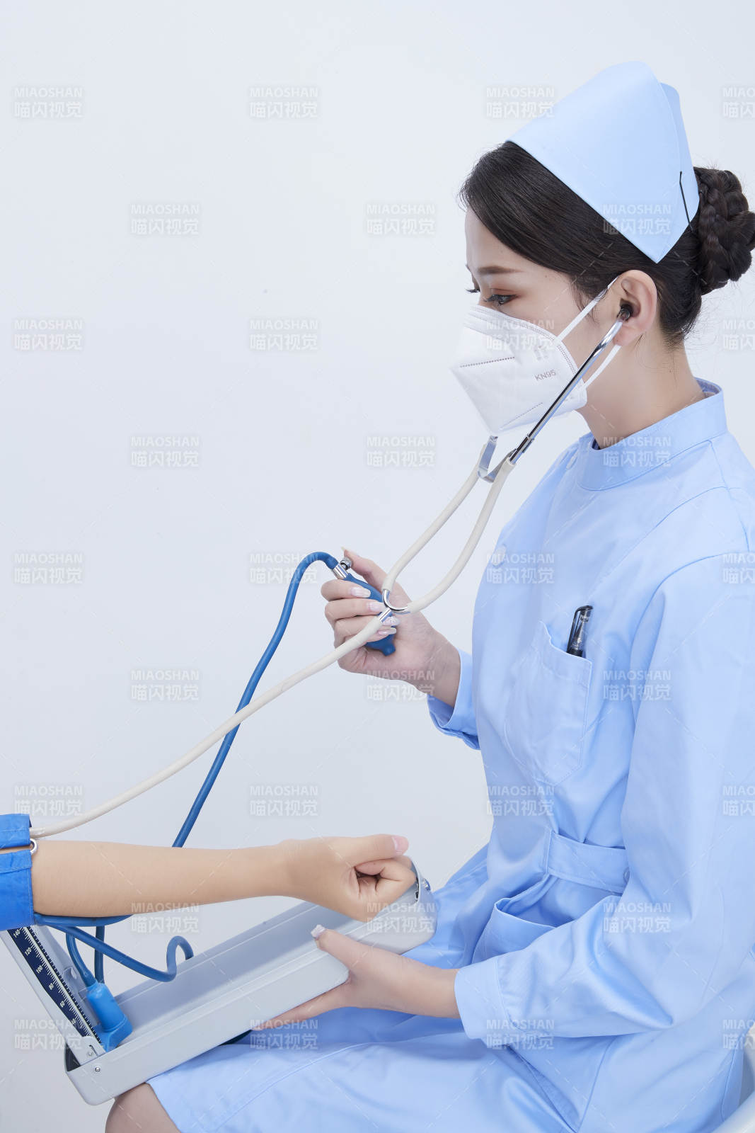 佩戴聽診器的女性醫(yī)護(hù)人員為患者聽診檢查