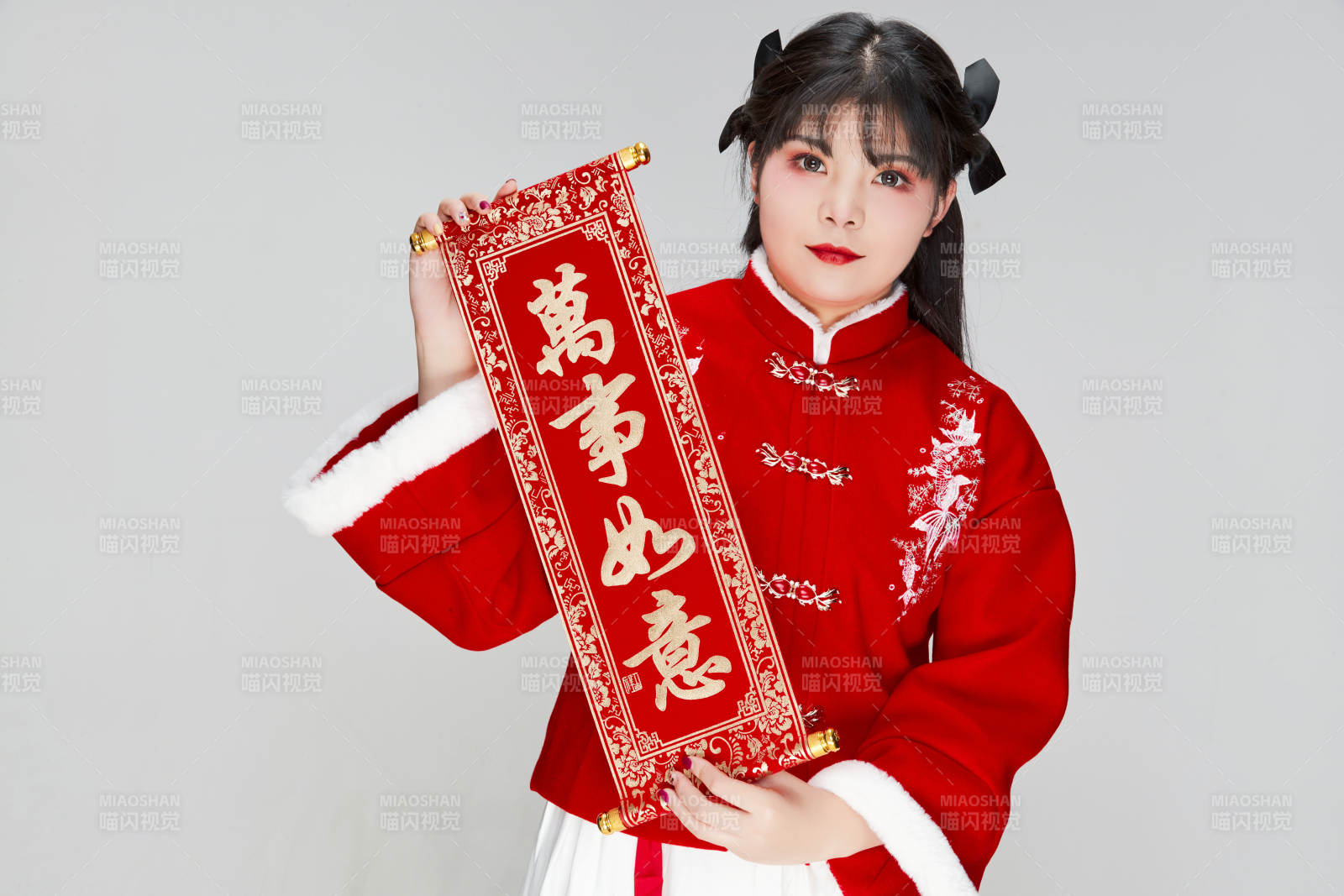 手持春聯身穿喜慶漢服的可愛少女