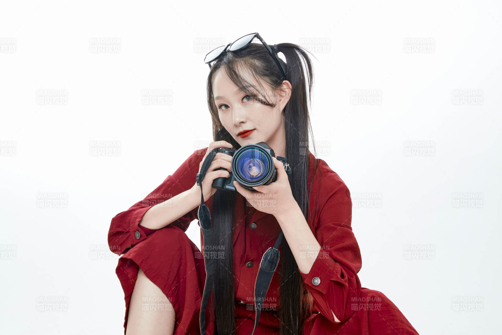 手持相機的亞洲戴墨鏡年輕少女的肖像人像