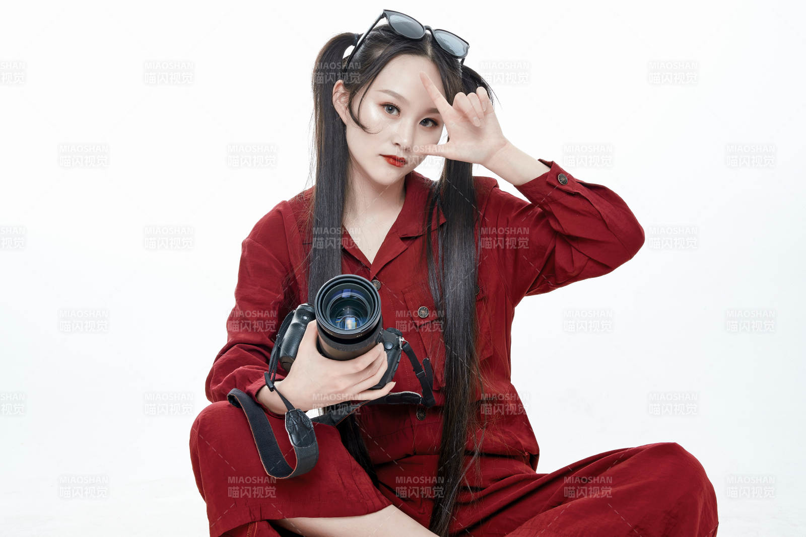 手持相機的亞洲戴墨鏡年輕少女的肖像人像