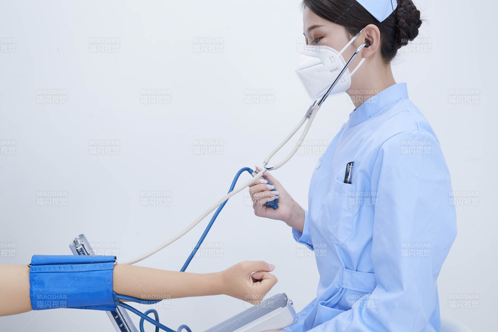 佩戴聽診器的女性醫護人員為患者聽診檢查