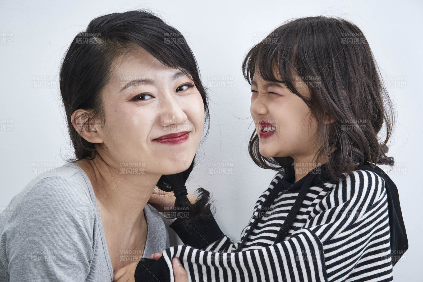 白色背景的美麗媽媽與可愛女兒親子人像