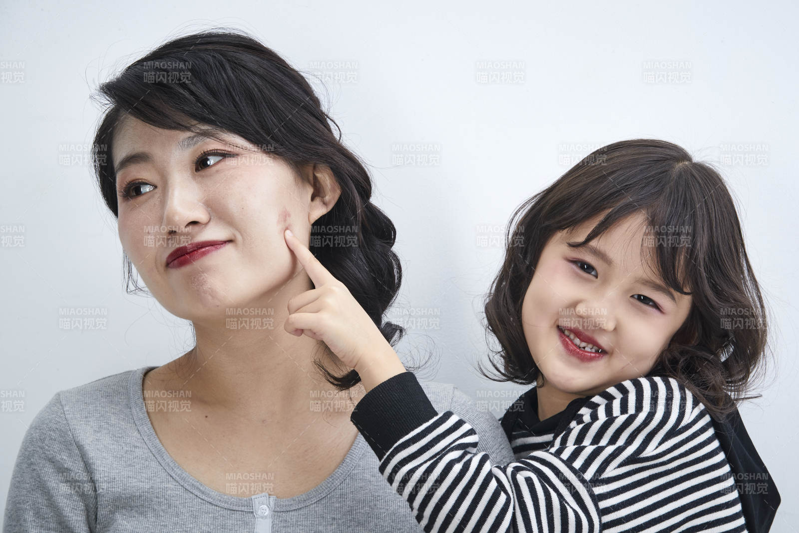 白色背景的美麗媽媽與可愛女兒親子人像