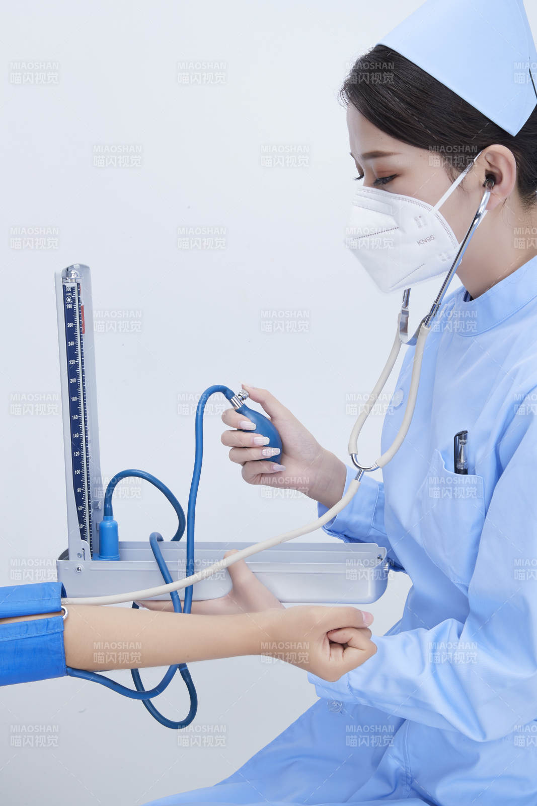 佩戴聽診器的女性醫(yī)護人員為患者聽診檢查