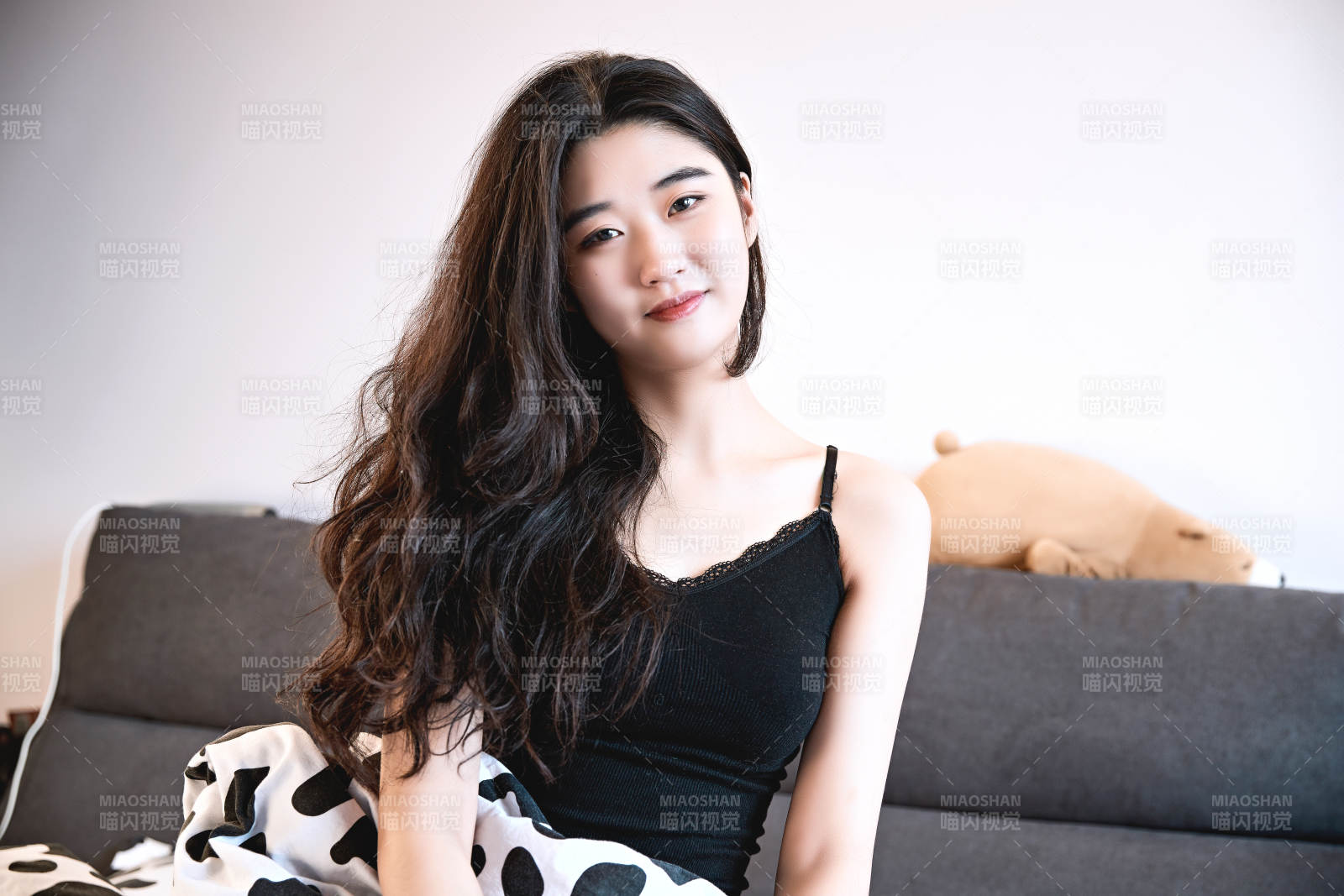 剛剛睡醒,起床的亞洲女孩